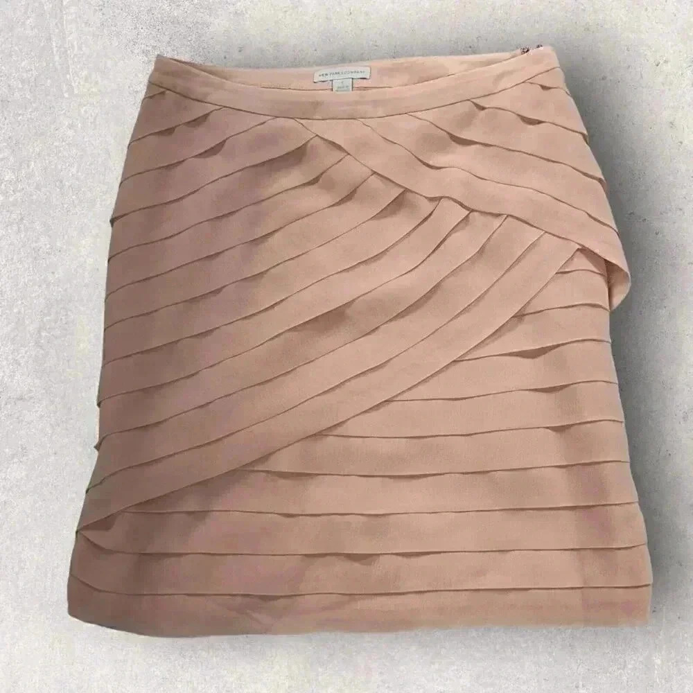 New York & Company Pleated Skirt Size 2, good condition